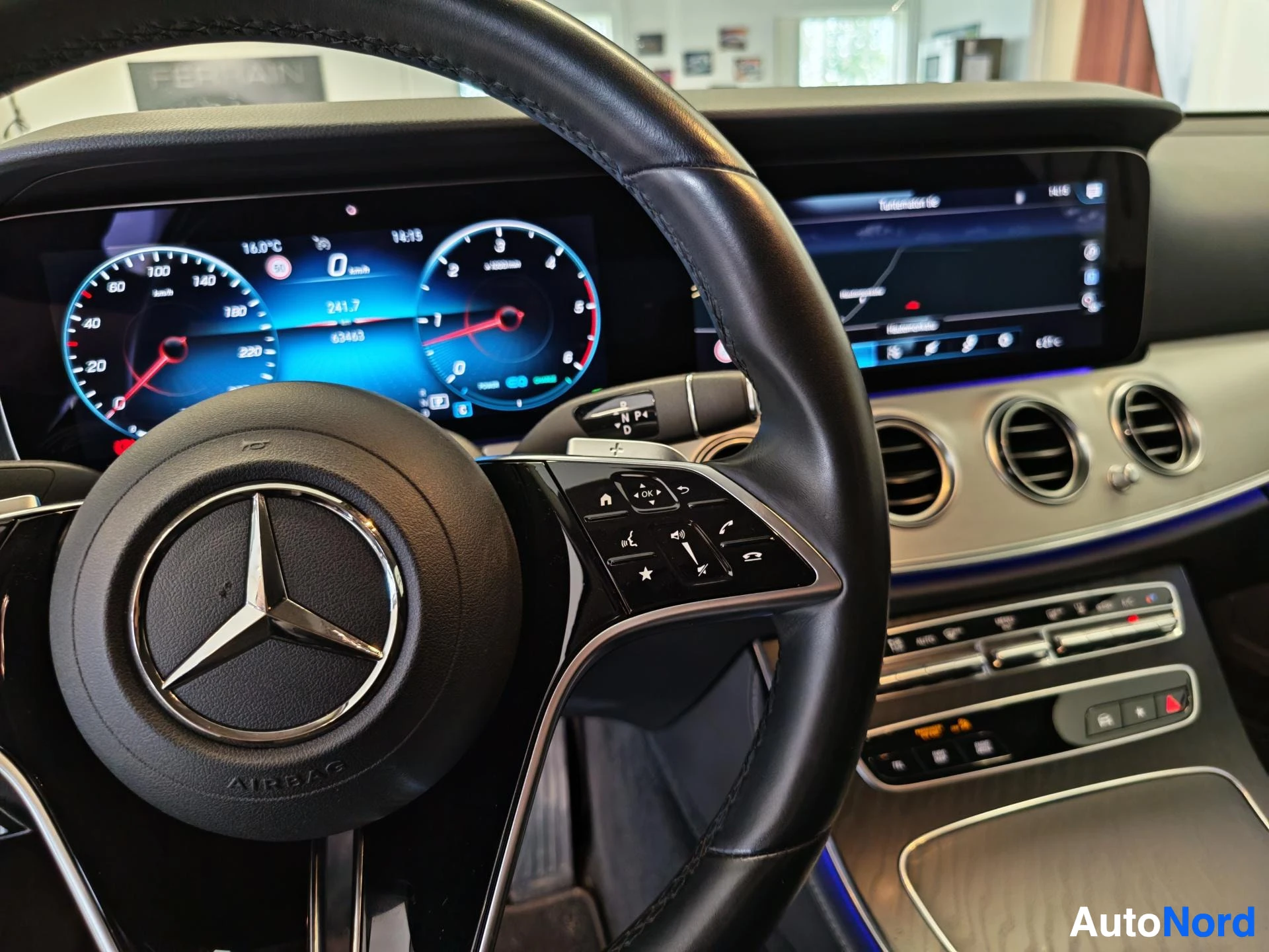 Muu: Ohjaamon näkymä: Mercedes-merkkinen ohjauspyörä, digitaalinen mittaristo ja keskikonsolin näyttö.