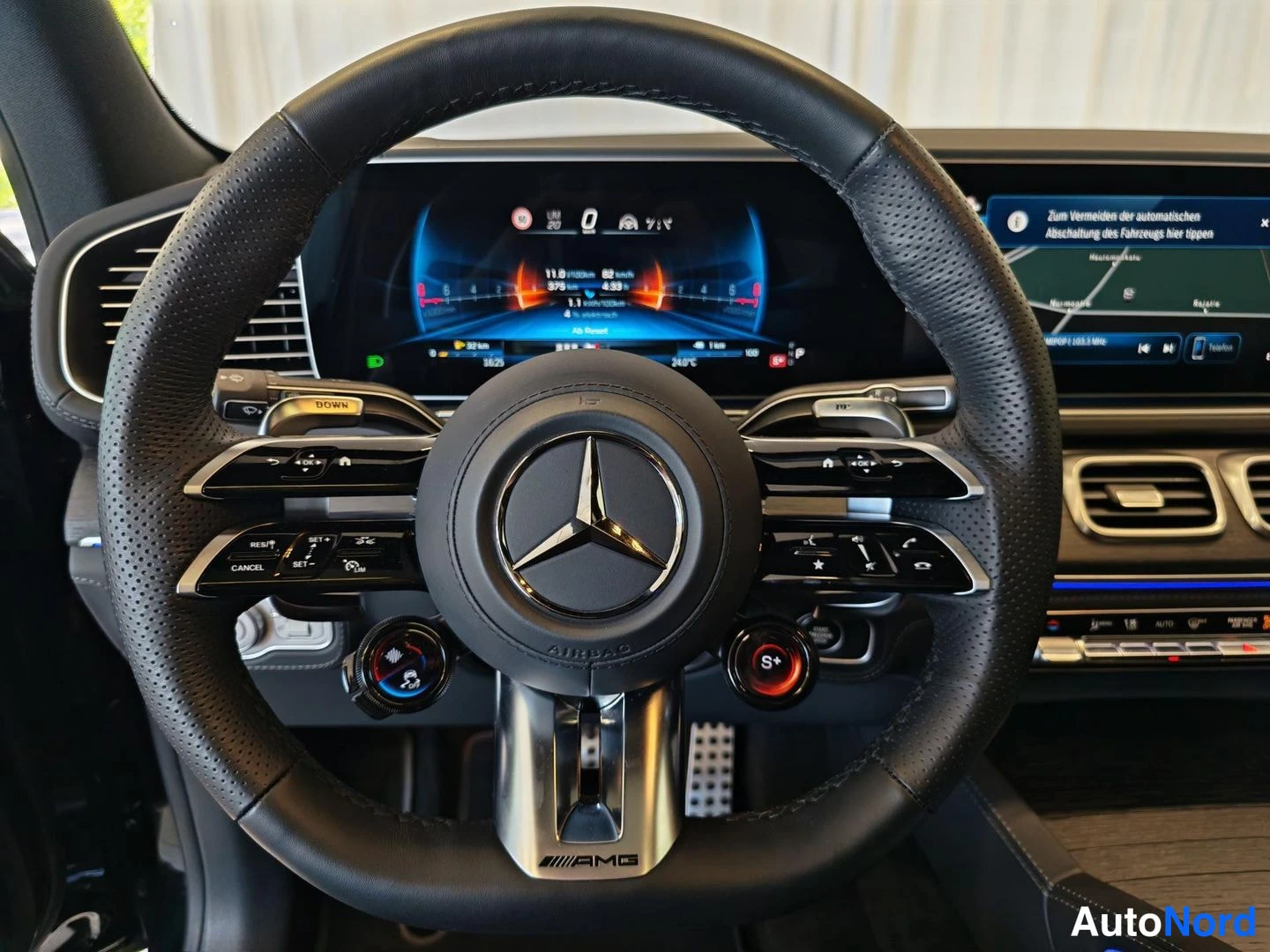 Muu: Ohjaamon näkymä: AMG-ohjauspyörä, digitaalinen mittaristo ja infotainment-näyttö.