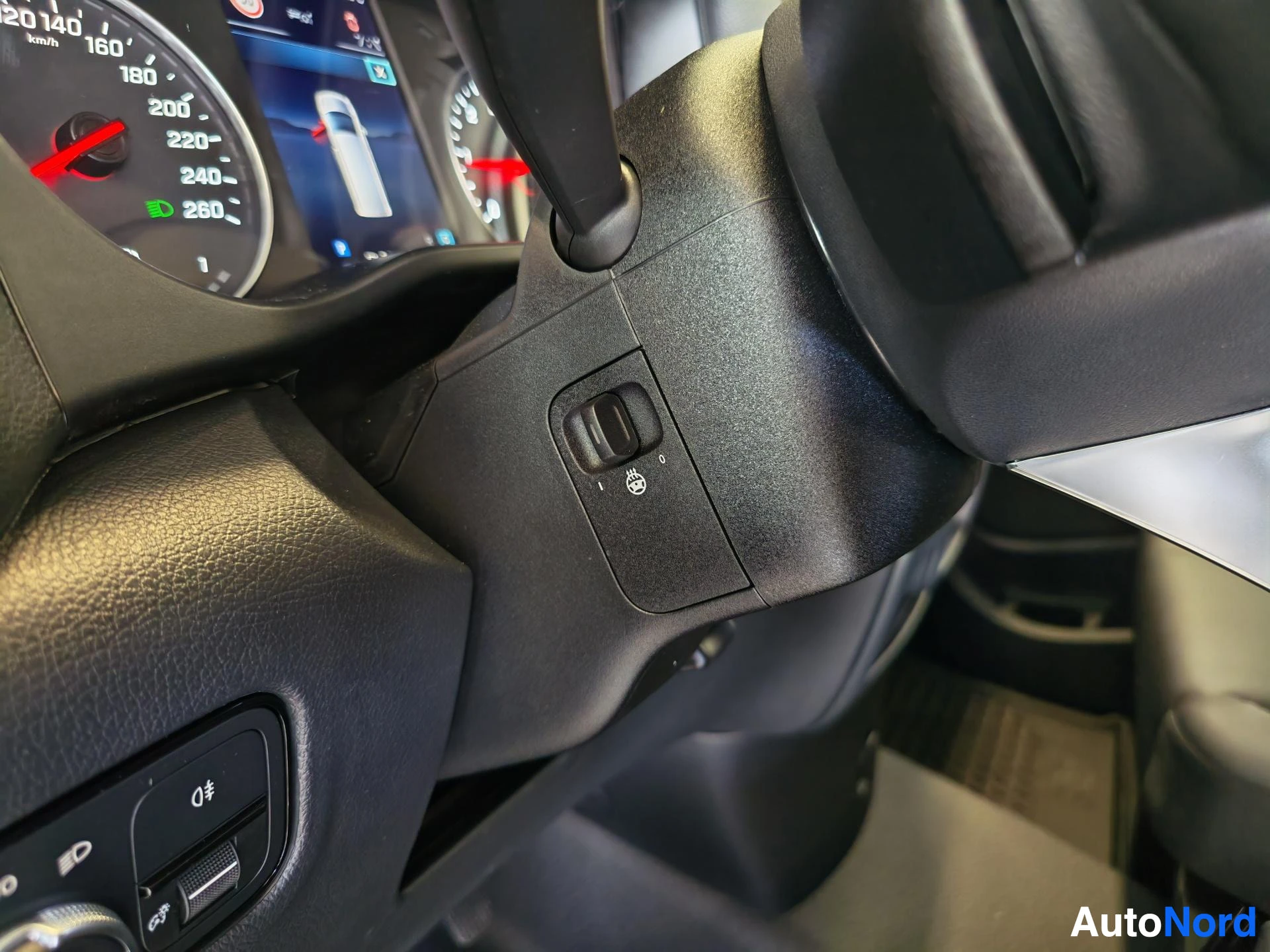 Muu: Yksityiskohta ohjauspyörän pystysakasta ja mittaristosta, nopeusmittari asteikolla aina 260 km/h.