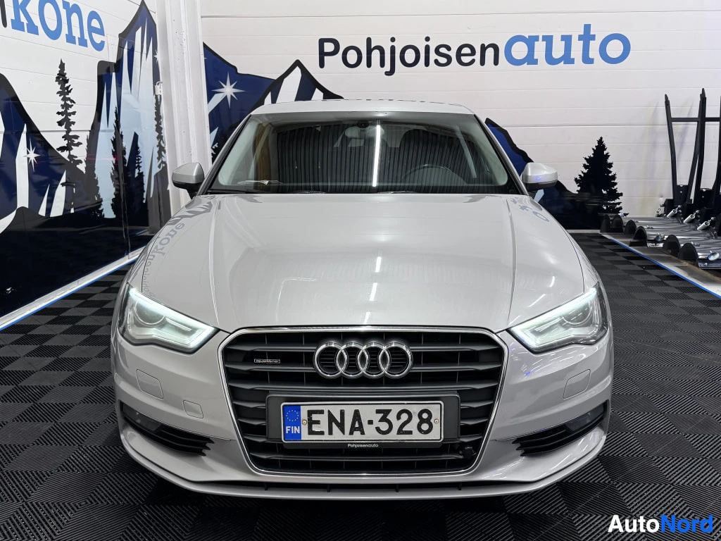 Edestä: Audi A3:n etupää edestäpäin, rekisterikilpi, sisätiloissa kuvattu.