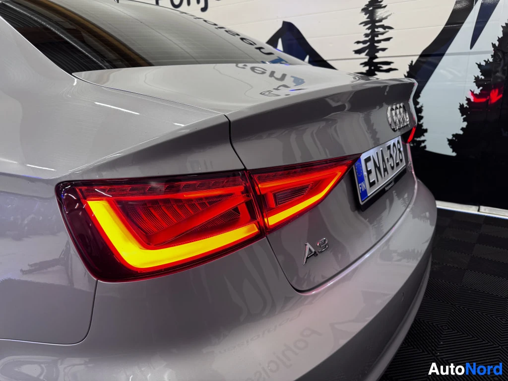 Takaa: Audi A3 -takapään lähikuva, jossa näkyy LED-takavalot ja rekisterikilpi.