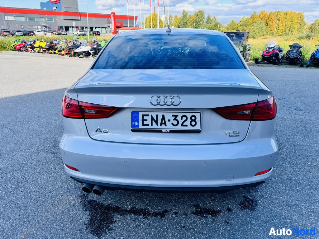 Takaa: Auton takaosa suoraan takaa: Audi A3 -sedan, rekisterikilpi, hopea