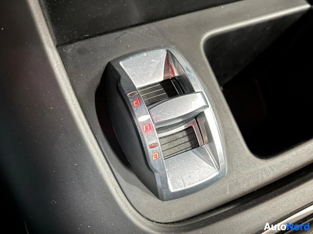 Muu: Automaattivaihteiston valitsin lähikuvassa, asennot P, R, N ja A valaistuina punaisina merkkeinä.