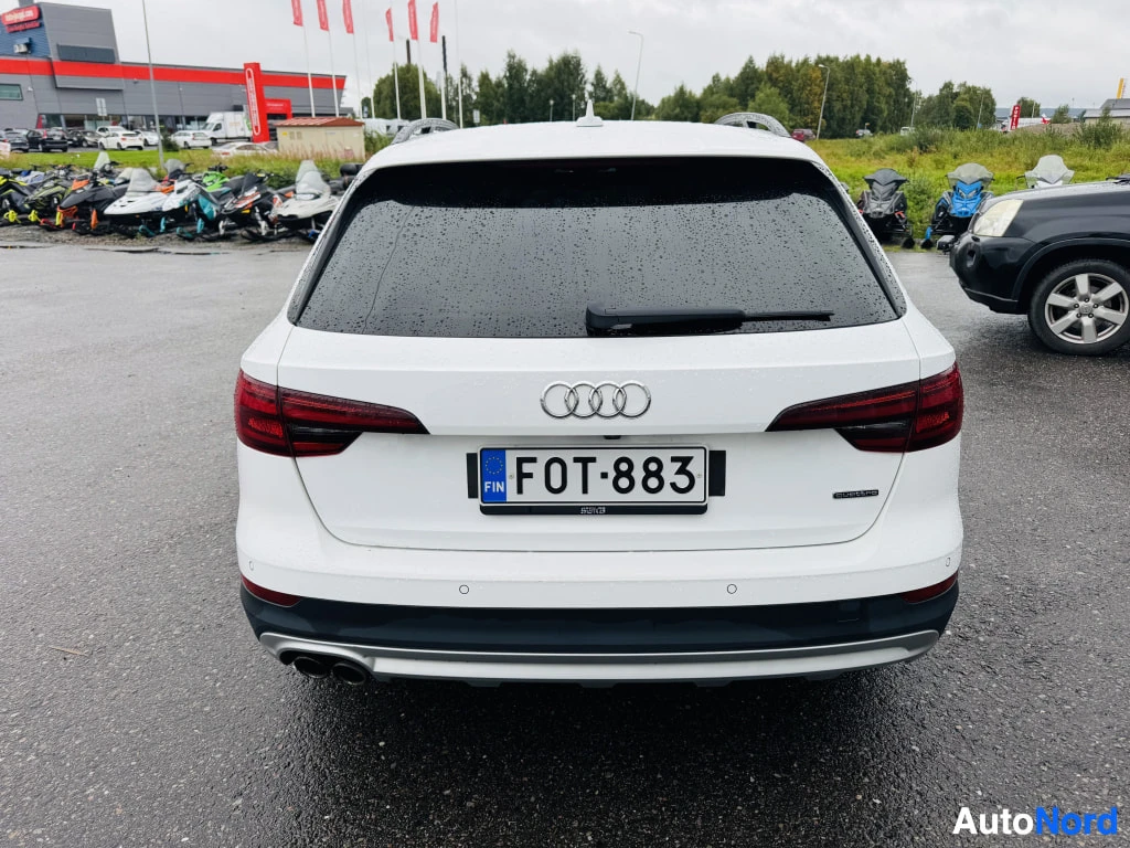 Takaa: Valkoinen farmariauto suoraan takaa, Rekisteritunnus, kaksi pakoputkea