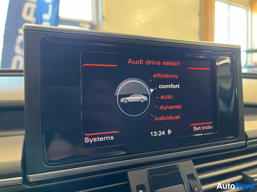 Muu: Kojelautanenäytön Audi drive select -valikko, valittuna comfort-ajotila.
