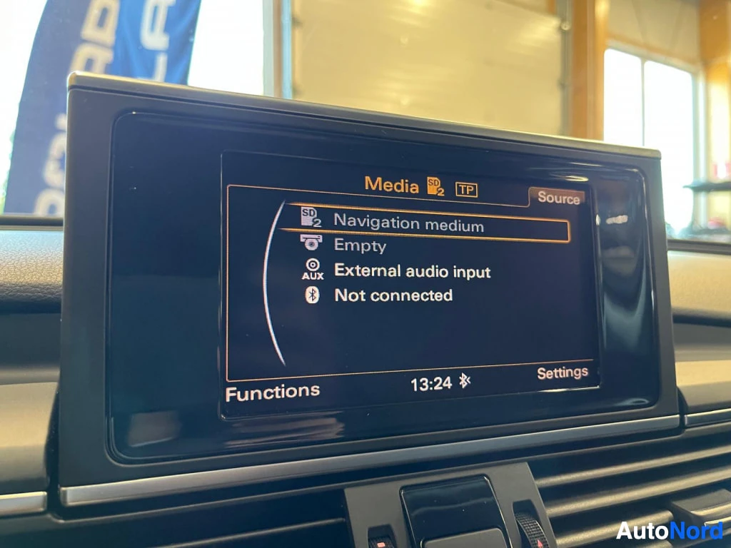Muu: Kojelautanenäytön Media-valikko lähteineen, kuten Navigation medium ja External audio input.