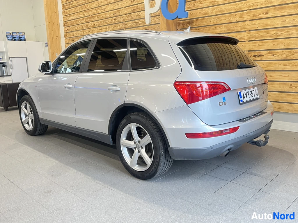 Takaviisto: Hopeanharmaa Audi Q5 takaviistosta, perä kuvan oikealla puolella ja takapuskissa kytkimen nuppi.