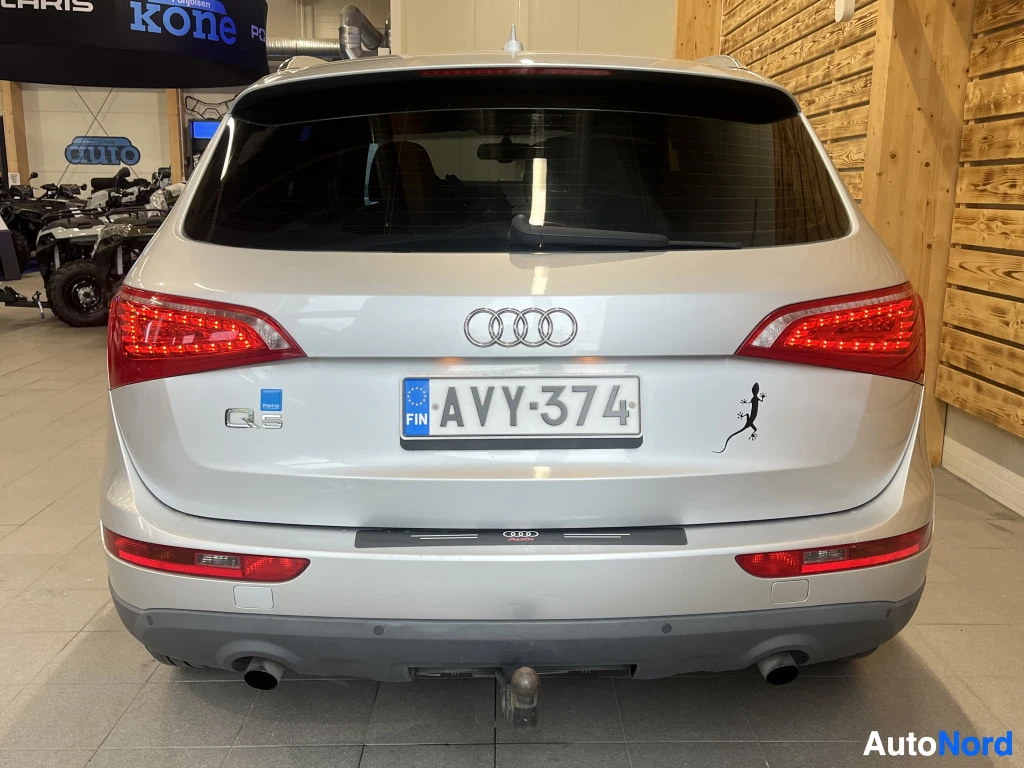 Takaa: Audi Q5:n peräsuora takaa, rekisterikilpi FIN, kaksinkertaiset pakoputket ja vetokoulu.
