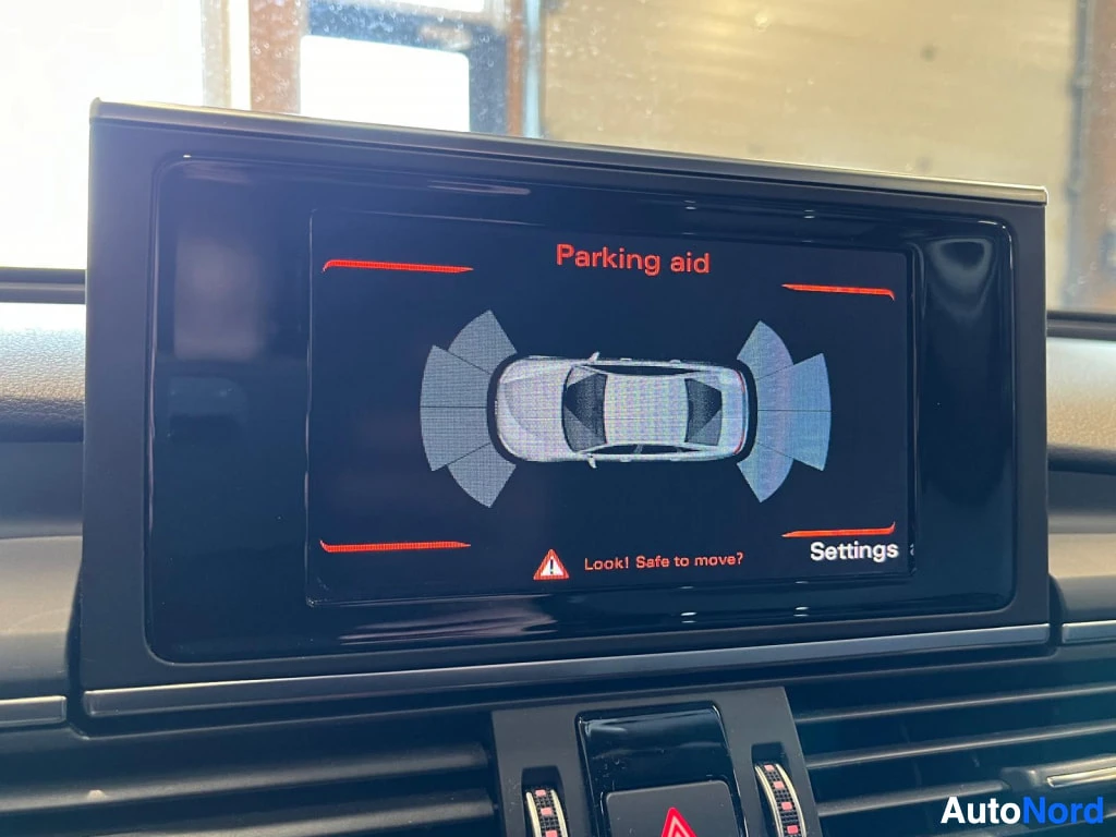 Muu: Keskinäytössä on Parking aid -toiminto ja autoa ympäröivät tutka-alueet.