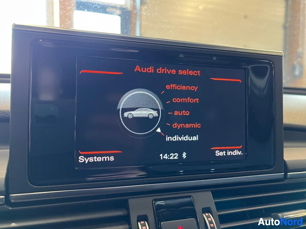 Muu: Keskinäytössä on Audi drive select -valikko, jossa ovat efficiency, comfort, auto, dynamic ja individual.