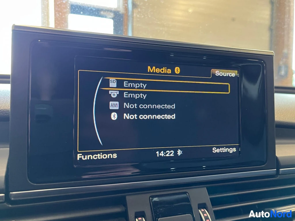 Yksityiskohta: Audi A6:n tumma keskinäyttö näyttää Media-näkymän, jossa SD ja disc ovat tyhjät ja AMI sekä Bluetooth eivät ole yhdistettyinä.