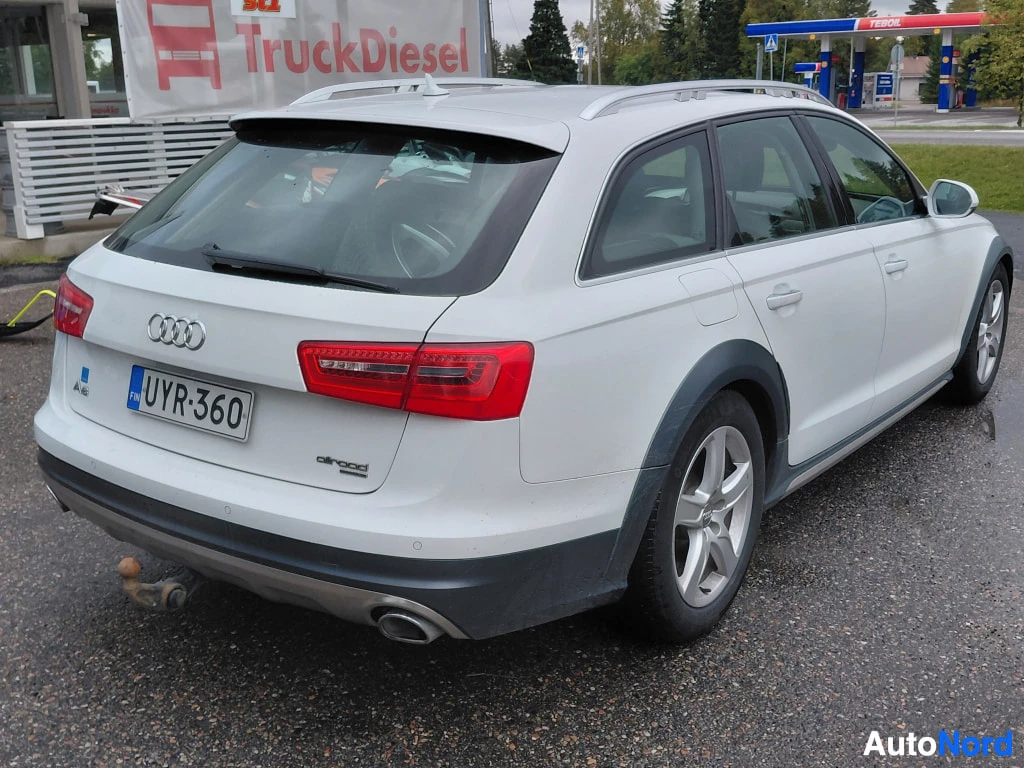 Takaviisto: Auton takaosa ja vasen sivu, valkoinen farmari: punaiset takavalot, Audi-merkki, rekisterikilpi, cAllroad-merkki, hopeiset katteet katolla ja kaksiosainen pakop