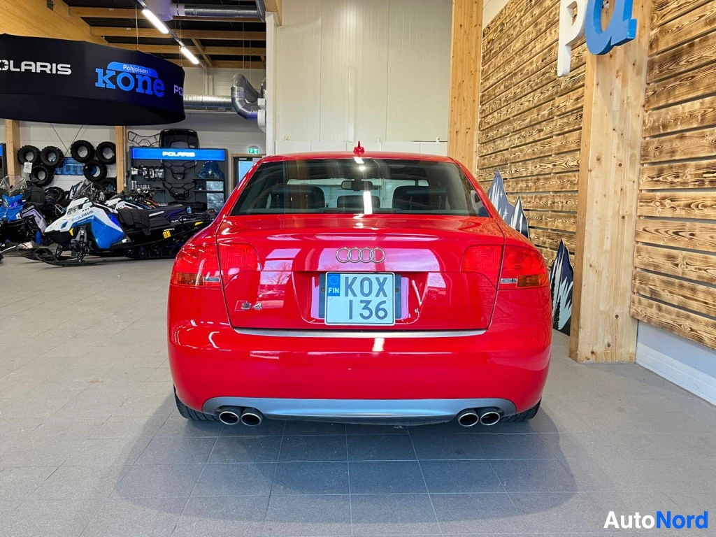 Takaa: Punaisen Audi S4:n takapää suoraan takaa, rekisterikilpi KOX 136 ja kaksoispakoputket näkyvät.