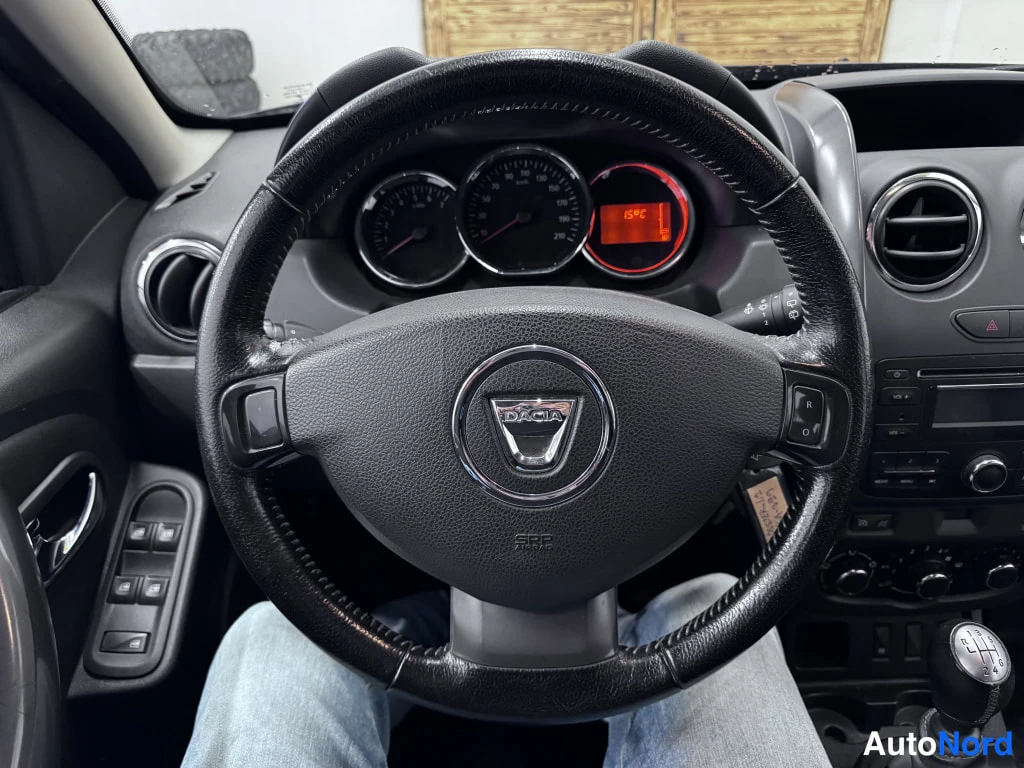 Etuistuimet: Interior view from the driver's seat showing the multi-function steering wheel with mounted buttons and dashboard instrument cluster.