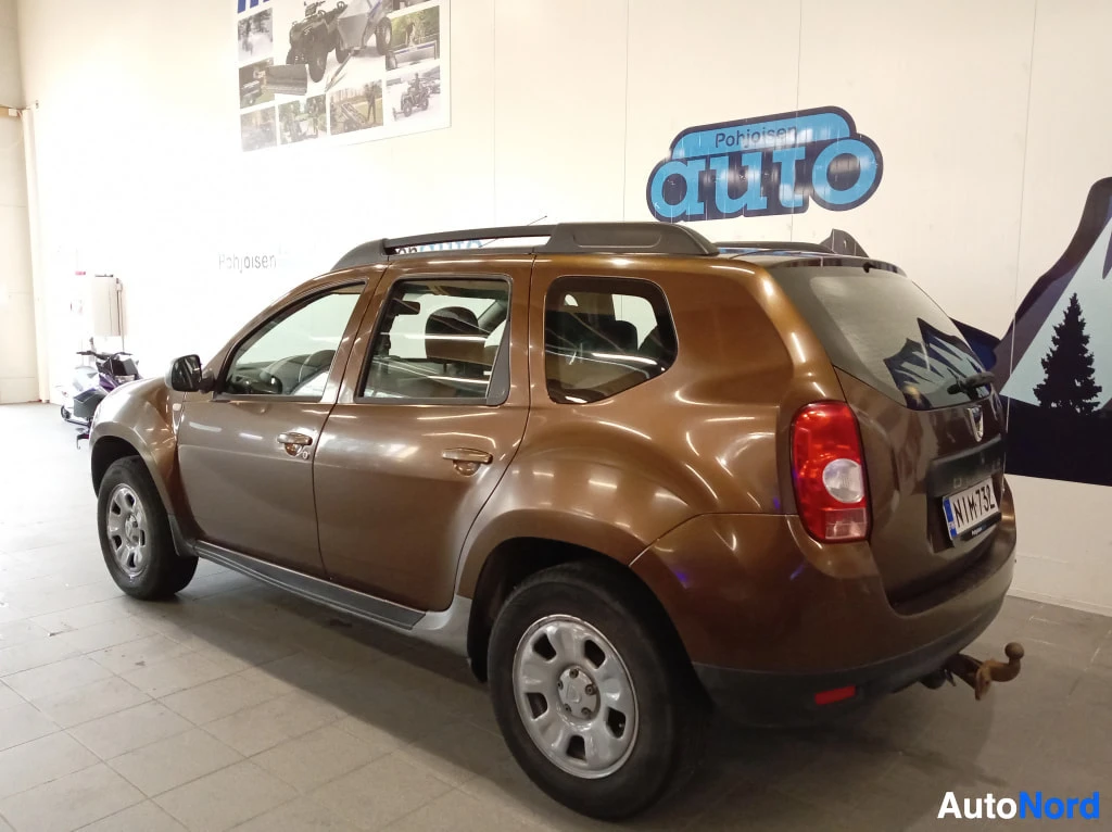 Takaviisto: Ruskea Dacia Duster takaviistosta kuvattuna; takavalo, rekisterikilpi ja vetokoukku näkyvissä.