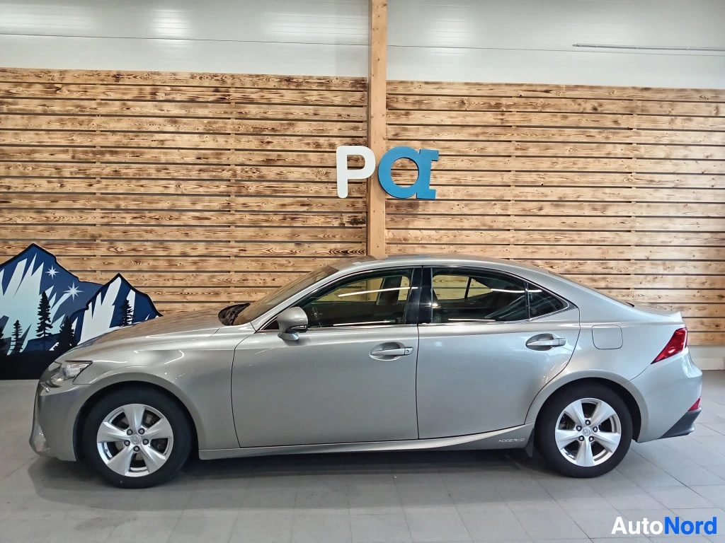 Sivulta: Hopeanharmaan Lexus IS -sedan sivukuva sisätiloissa