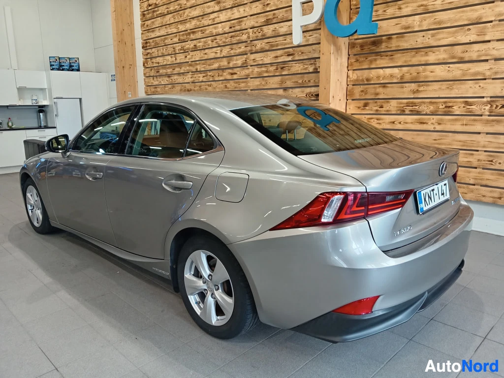 Takaviisto: Lexus IS -sedan takakolmivartalokuva, rekisterikilpi