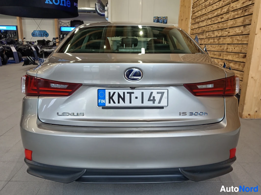Takaa: Lexus IS 300h:n takanäkymä, rekisterikilpi ja LEXUS- ja IS 300h -tekstit takaluukussa