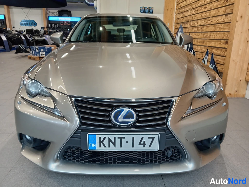 Edestä: Lexusin keula suoraan edestä valot ja aitinä kyltti näkyvissä.