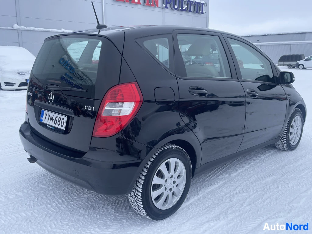 Takaviisto: Musta Mercedes-Benz A -henkilöauto takakulmasta, rekisteritunnus, CDI-tunnus takaluukussa, talvirenkaat.