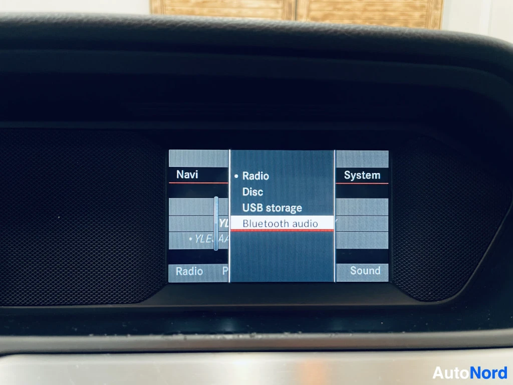 Yksityiskohta: Viihdejärjestelmän näyttö, jossa valittuna Bluetooth audio -valikko.