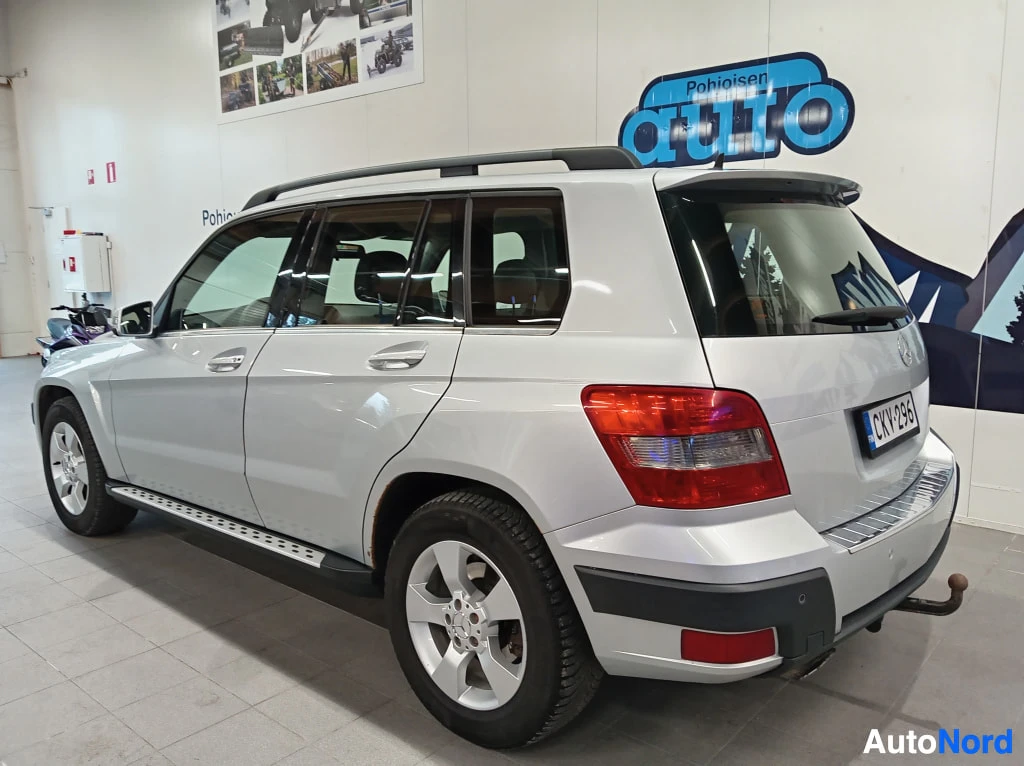 Takaviisto: Mercedes-Benz GLK takaa vasemmalta kolmannesnäkymästä, hopeinen, rekisteri.