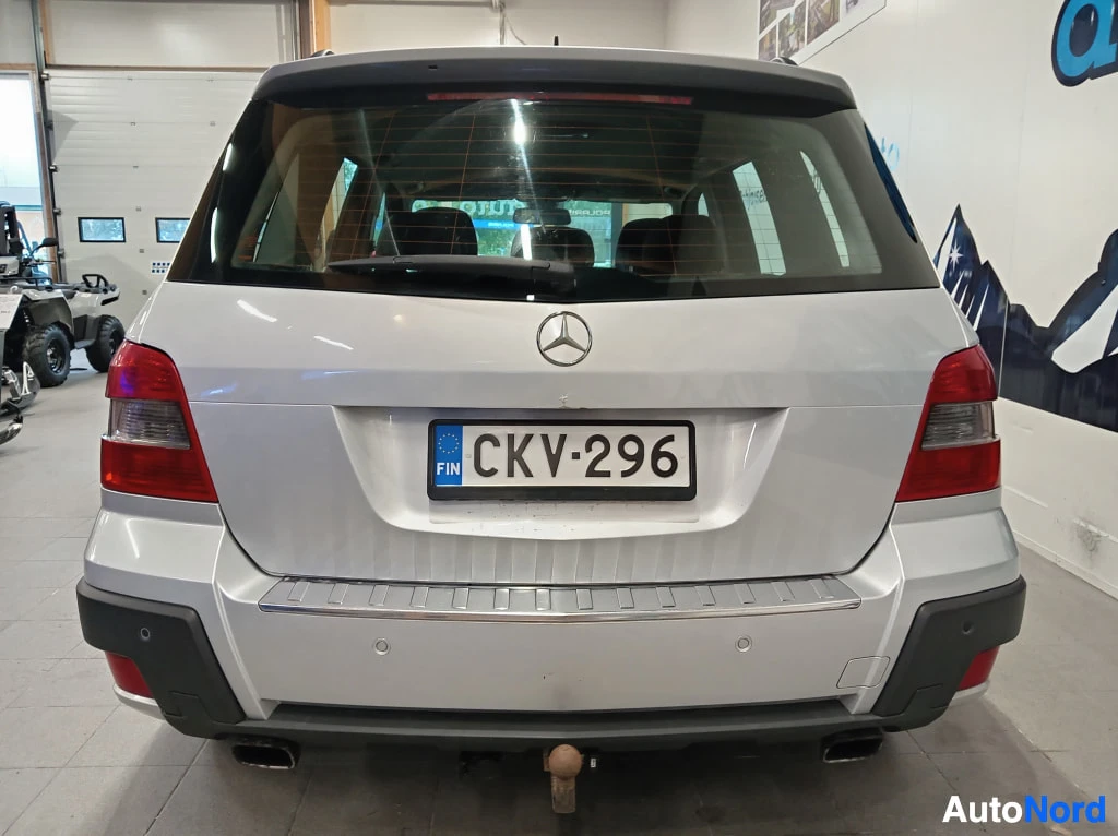 Takaa: Mercedes-Benz GLK suoraan takaa, hopeinen, rekisteritunnus.