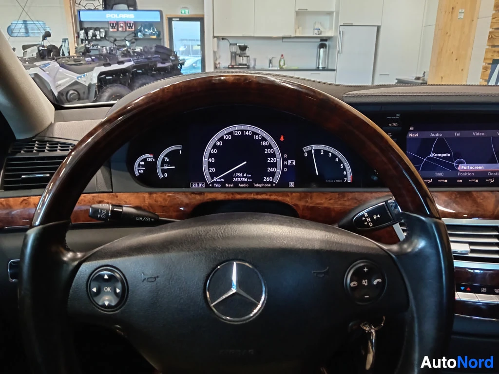 Muu: Mercedes-tähdellä varustettu ohjauspyörä ja mittaristo, matkamittari 250 786 km, karttanäyttö oikealla.