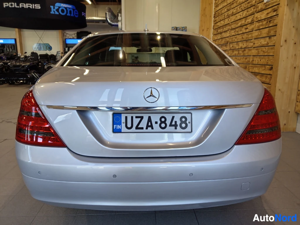 Takaa: Hopeisen Mercedes-Benz S-sarjan sedan takapää, rekisterikilpi.