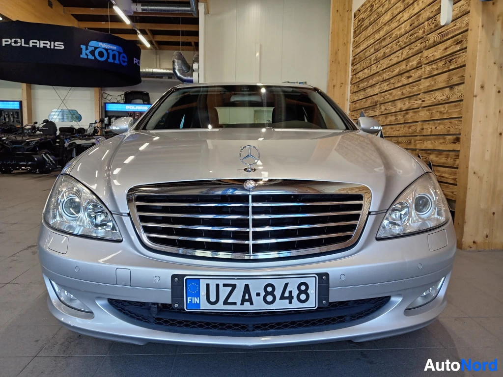 Edestä: Mercedes-Benz S-luokan etupää hopeisena, rekisteritunnus.
