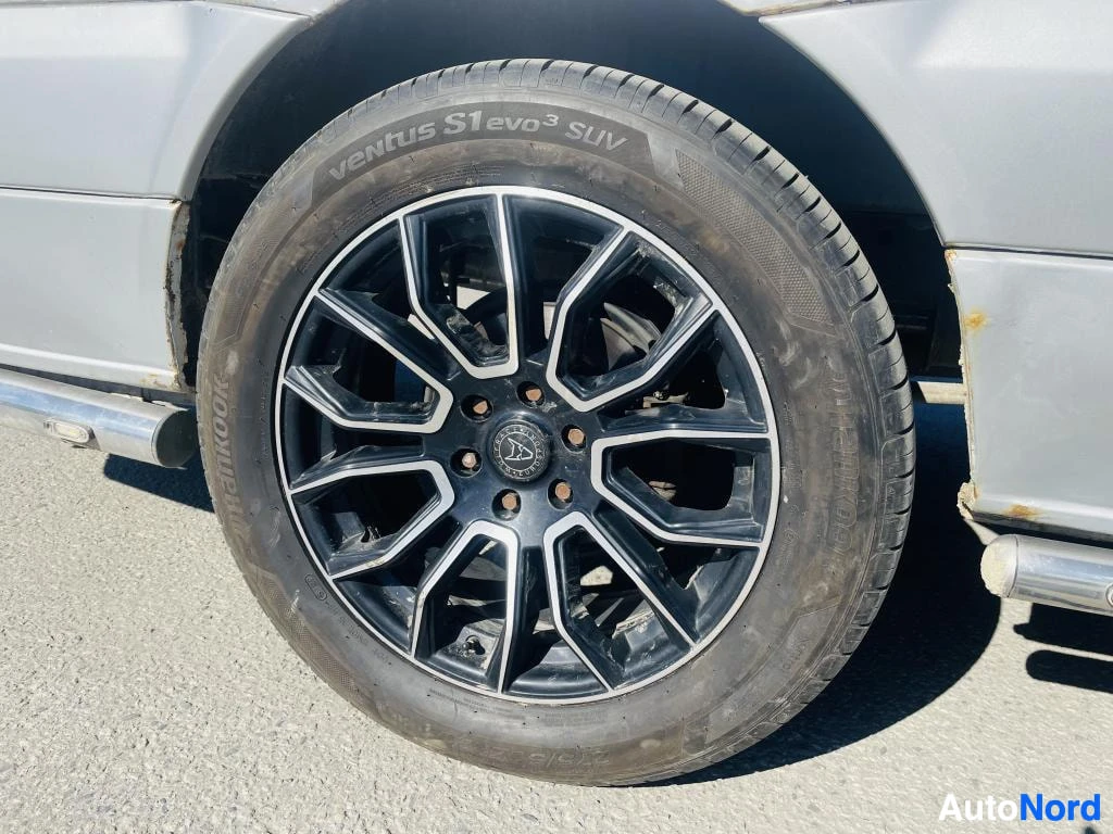 Yksityiskohta: Lähikuva auton vanteesta ja Hankook Ventus S1 evo3 SUV -renkaasta, koripelti hopea.