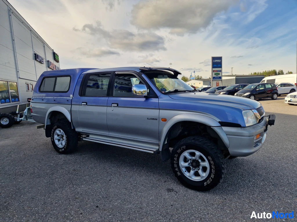 Silver Mitsubishi L200 2000, front three-quarter, nose to the right, photo 4