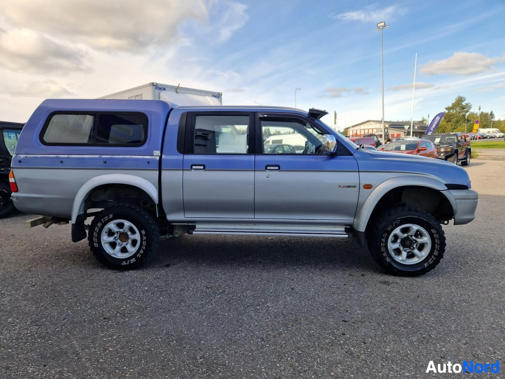 Silver Mitsubishi L200 2000, front three-quarter, nose to the right, photo 5