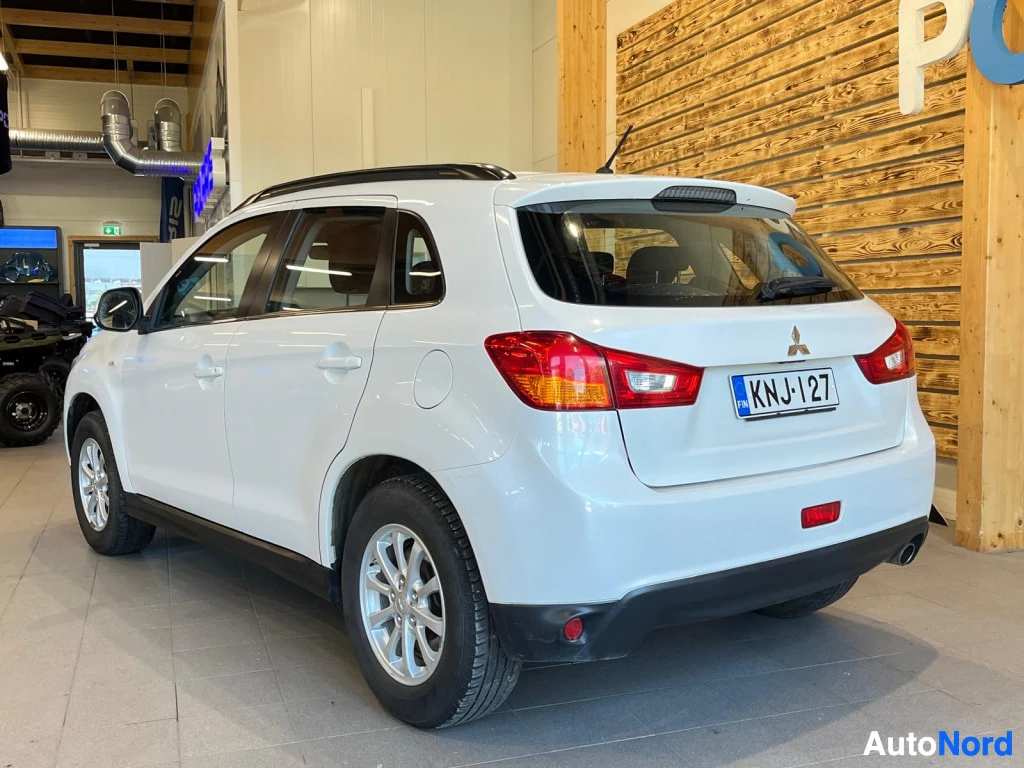 Takaviisto: Valkoisen Mitsubishi ASX:n takaosa ja kylki rekisterikilpi.