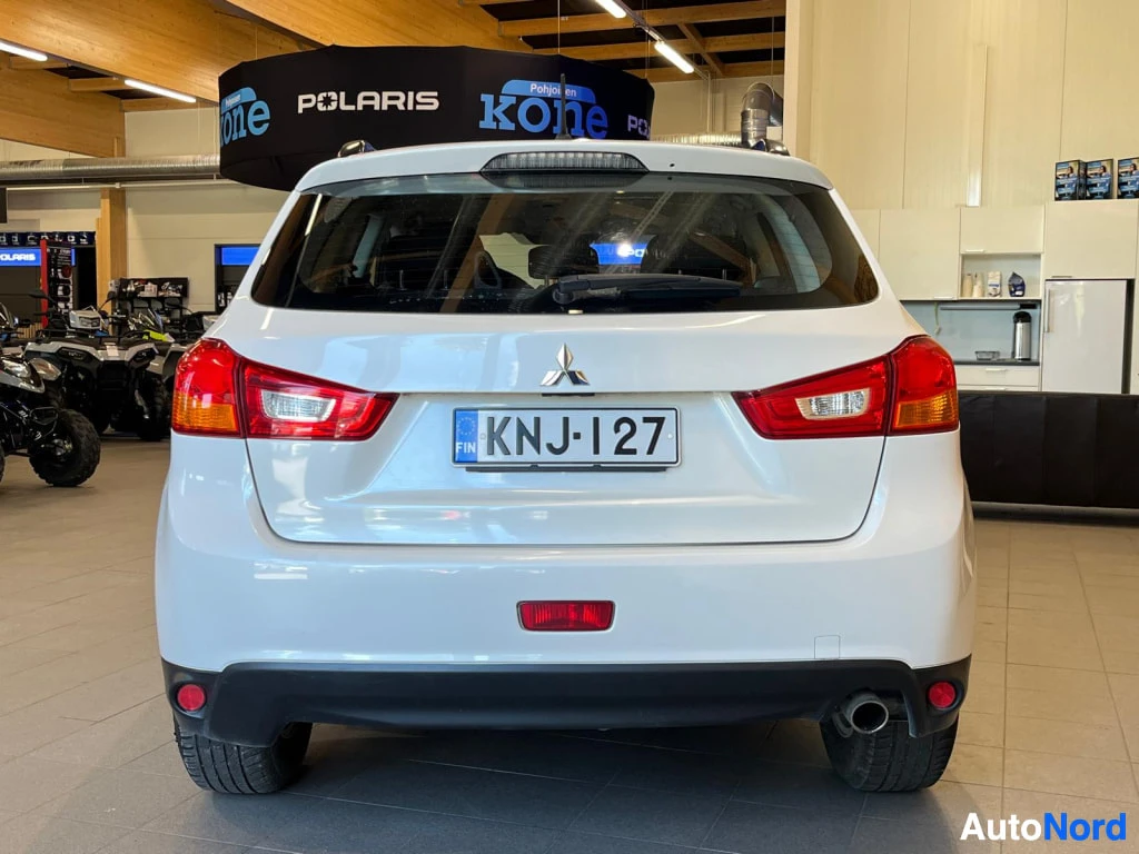 Takaa: Valkoisen Mitsubishi ASX:n takaosa suoraan takaa, rekisterikilpi.