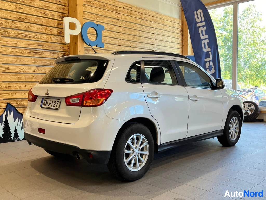 Takaviisto: Mitsubishi ASX -farmarin takakulma näkyvissä valkoinen koriväri.