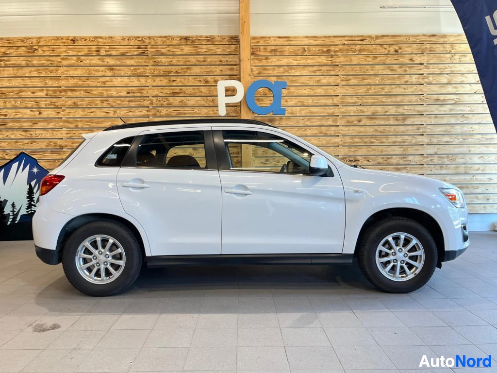 Sivulta: Valkoisen Mitsubishi ASX:n sivuprofiili sisätiloissa.