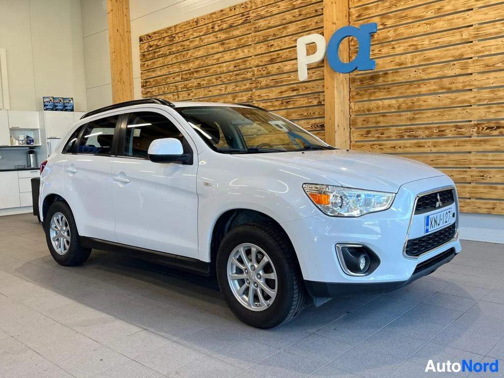 Etuviisto, nokka oikealle: Mitsubishi ASX etukulma oikealta, valkoinen koriväri.