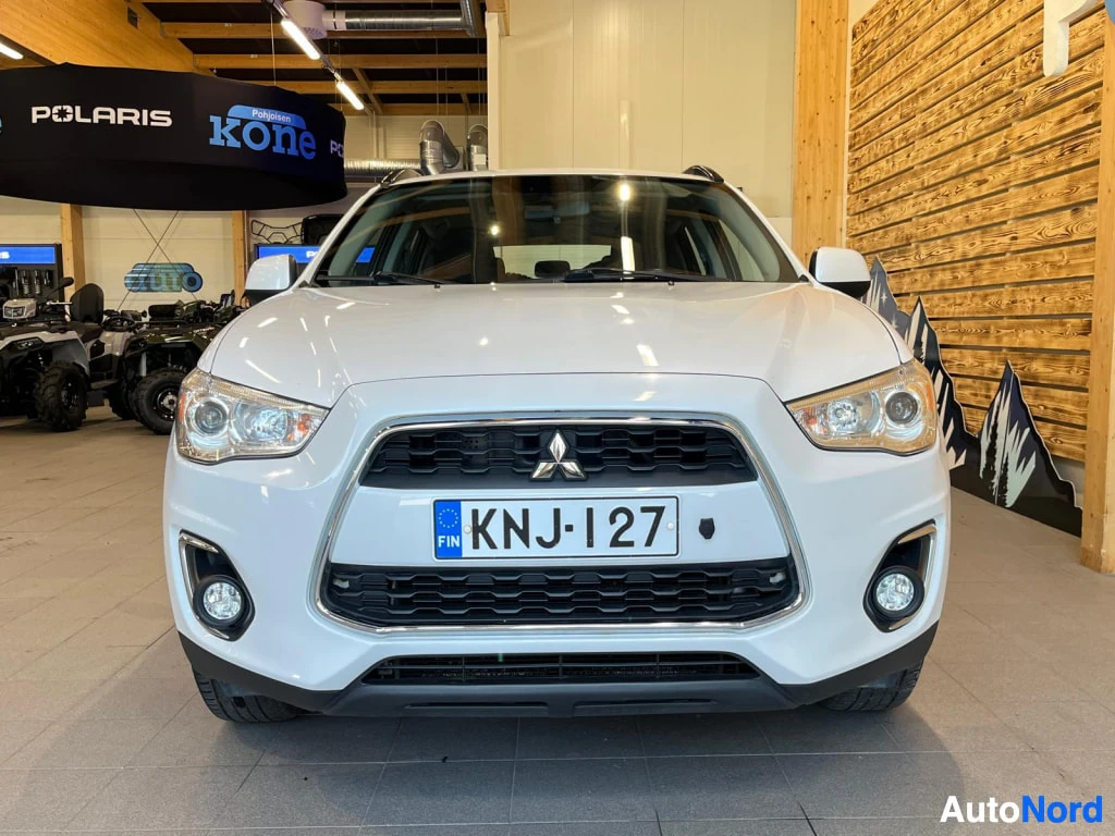 Edestä: Valkoisen Mitsubishi ASX:n etunäkymä, rekisteri.