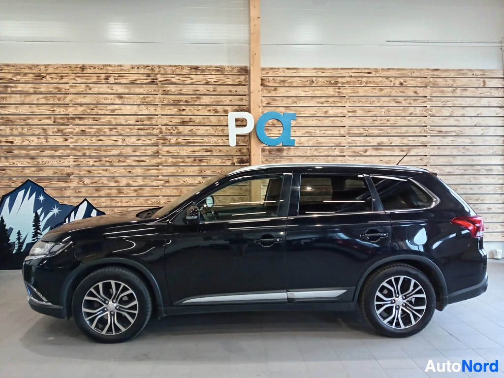 Sivulta: Mustan Mitsubishi Outlanderin sivukuva sisätiloissa.