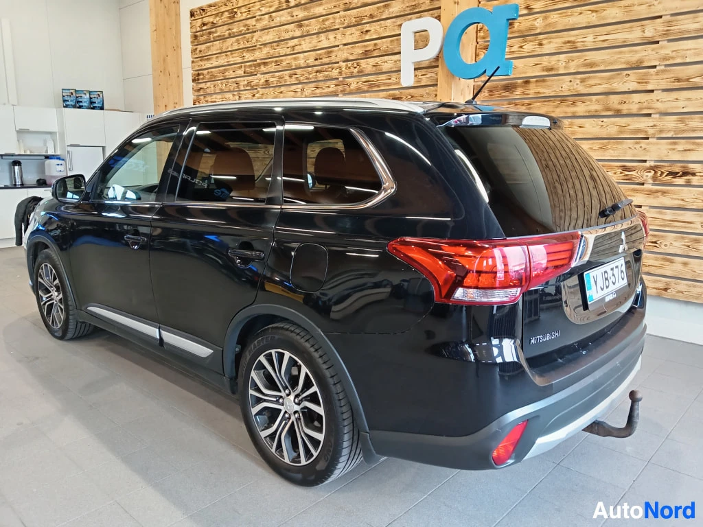 Takaviisto: Mustan Mitsubishi Outlanderin tikkukulmanurkkikuva sisätiloissa.