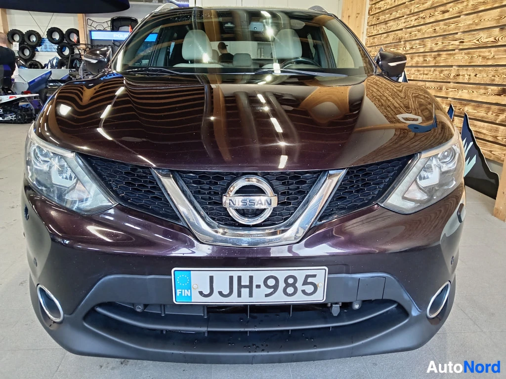 Edestä: Edessästä tummanvioletti crossover; Nissan-merkki ja rekisterikilpi näkyvät.