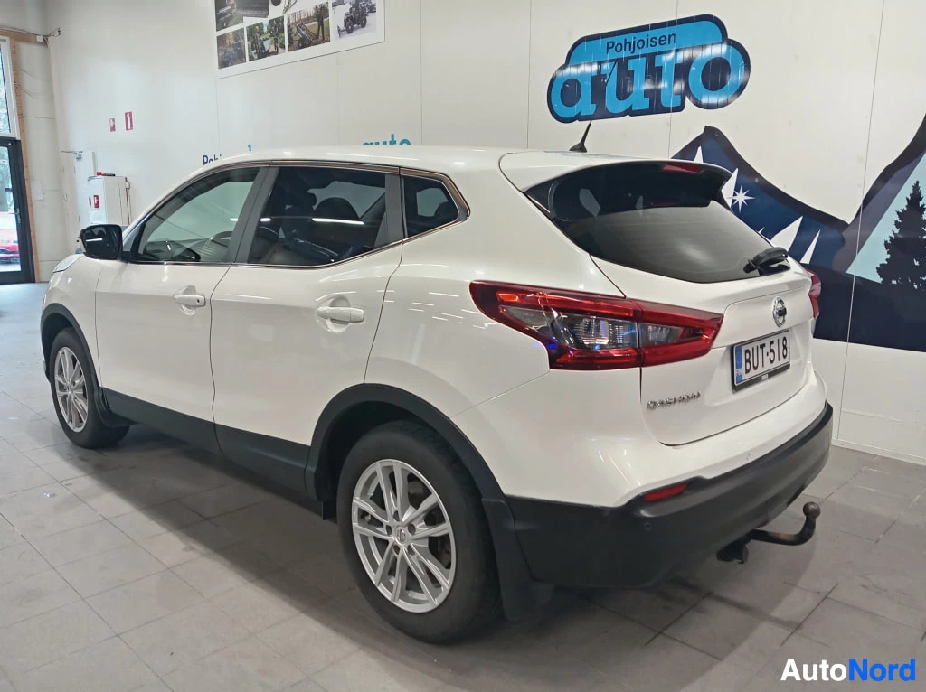 Takaviisto: Valkoinen Nissan Qashqai takakulmasta, takavalot ja rekisteritunnus näkyvissä.