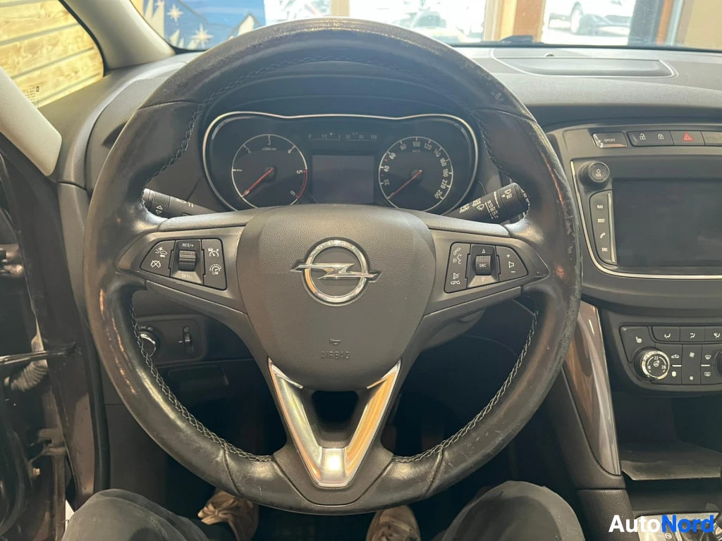 Muu: Opel-ohjauspyörä, analogiset mittarit ja osa kojelaudasta ja keskikonsolista.