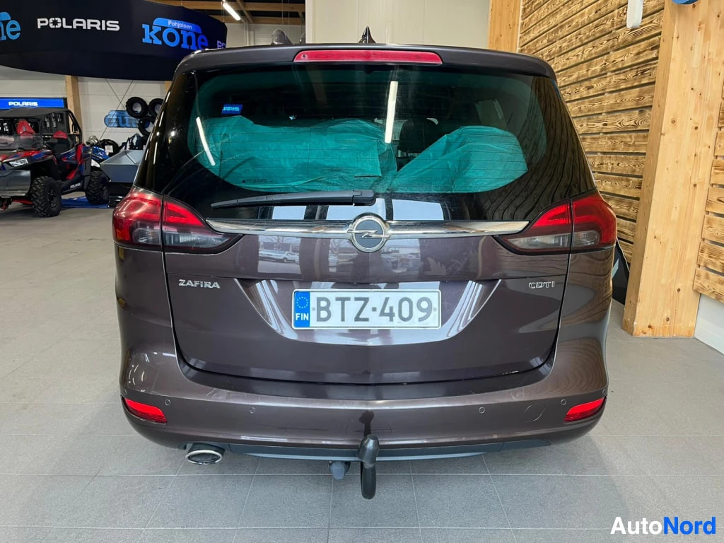 Takaa: Opel Zafira CDTI suoraan takaa valokattava rekisterikilpi.