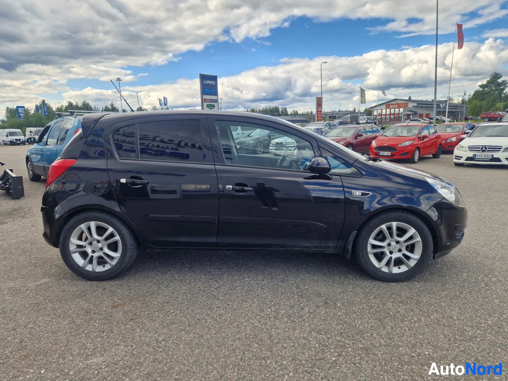 Sivulta: Opel Corsa -henkilöauto sivulta oikealta kuvattuna, musta.