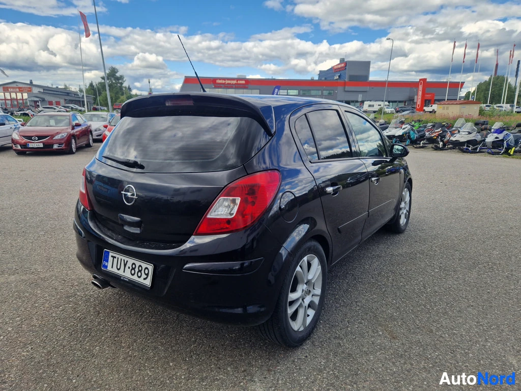 Takaviisto: Opel Corsa -henkilöauto takaa vasemmalta kolmannelta kuvattuna, rekisterikilpi.