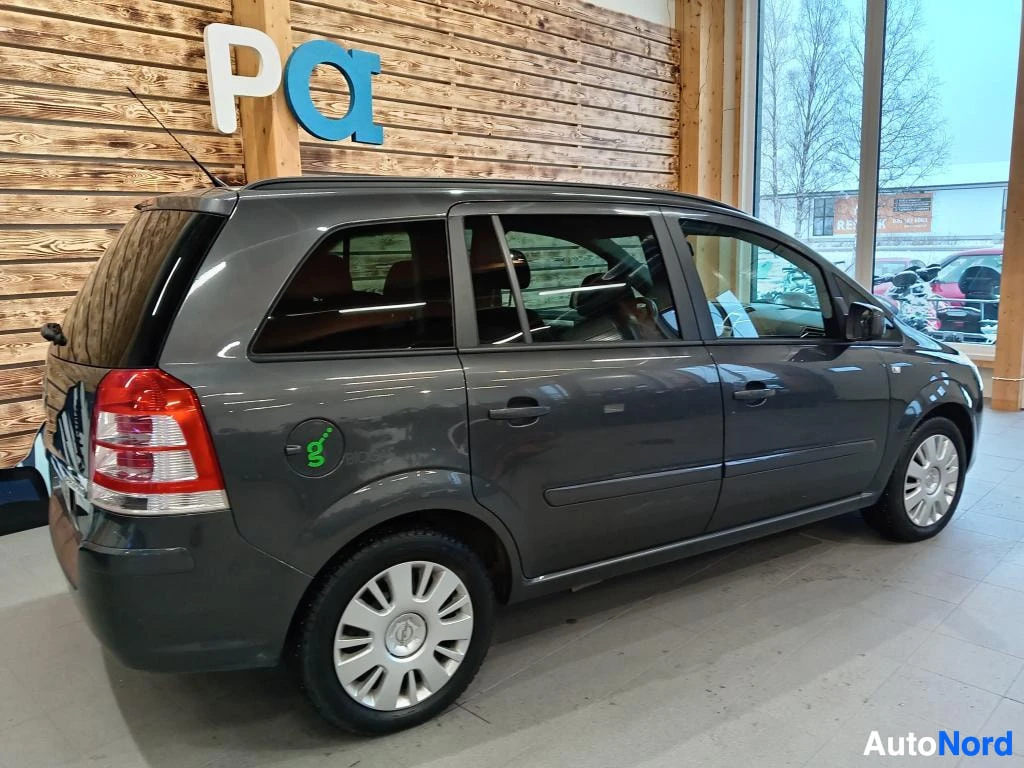 Takaviisto: Opel Zafiran takaosa ja oikea sivu sisätiloissa, tummat ikkunat ja kattokaiteet.