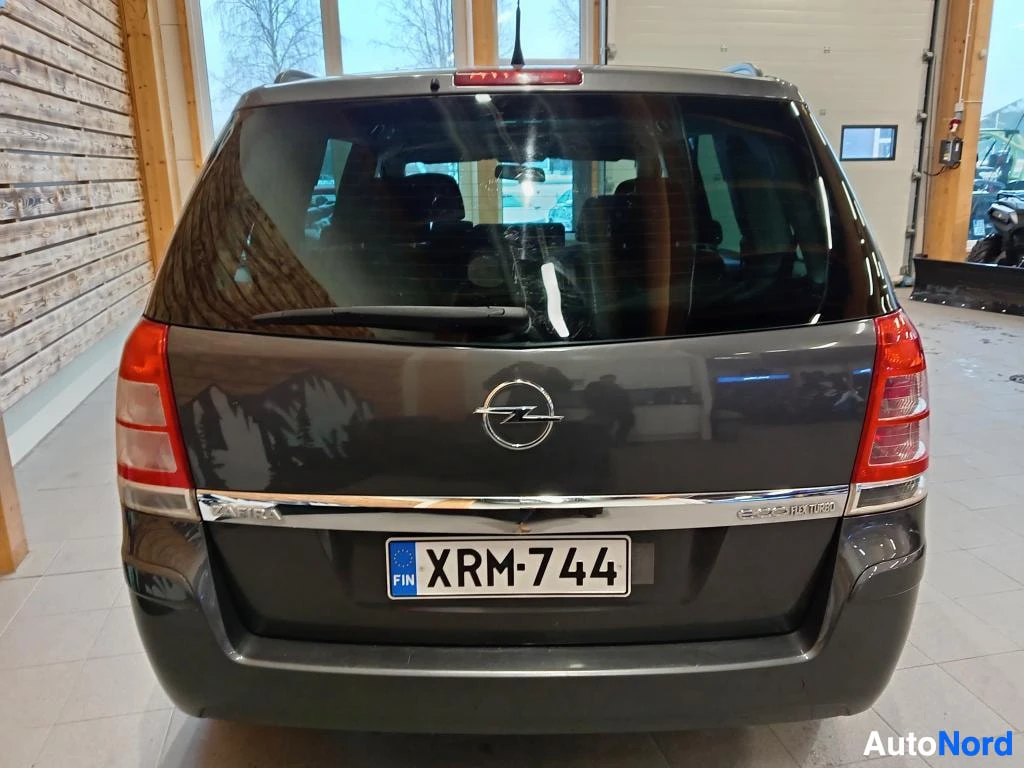 Takaa: Opel Zafiran perä suoraan takaa, rekisterikilpi ja mallitunnukset.