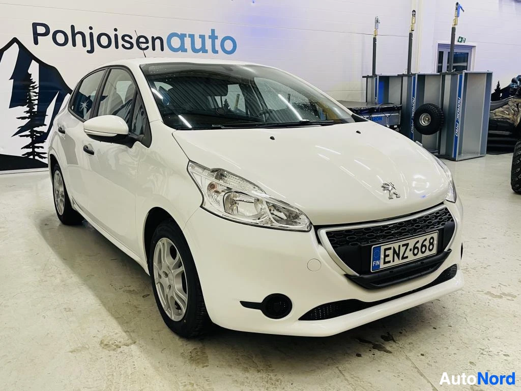Etuviisto, nokka oikealle: Kuvassa on valkoisen Peugeotin etukolmasto oikealta puolelta. Näkyvissä ovat etuvalot, grilli, etupuskuri ja oikea kylki. Rekisterikilpi.
